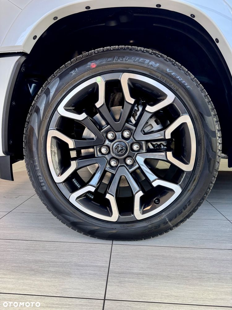 RAM 1500 Limited Night - 10