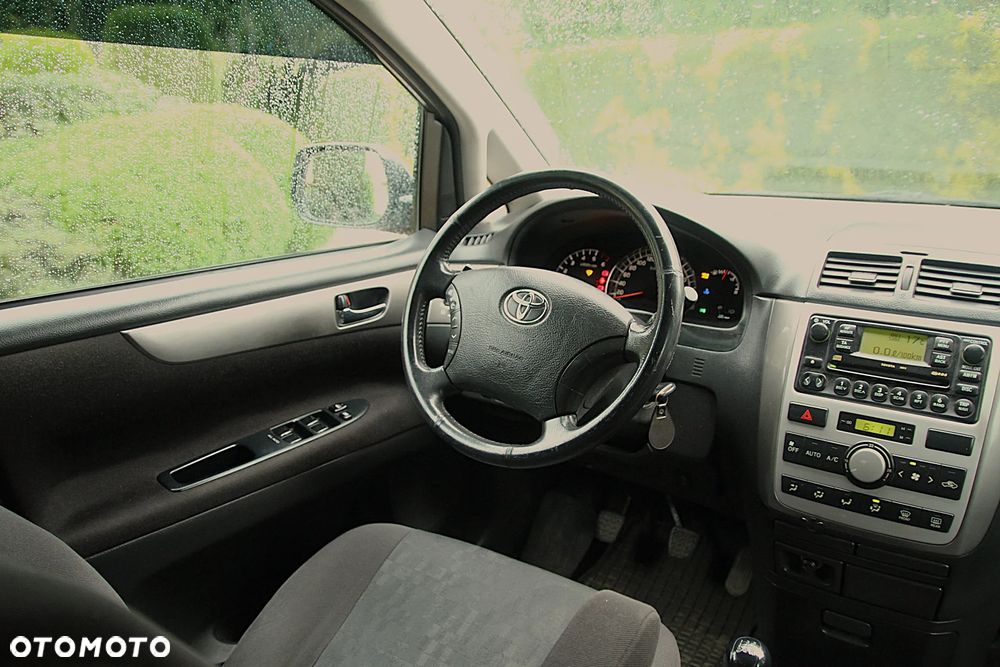Toyota Avensis Verso D-4D Sol - 22