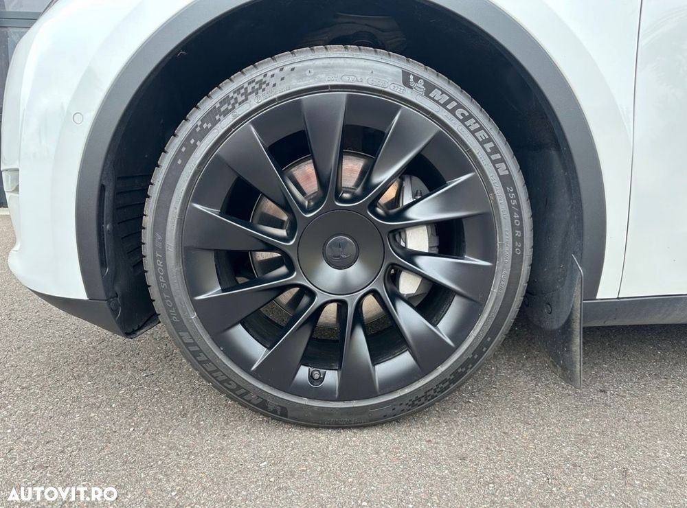 Tesla Model Y - 12
