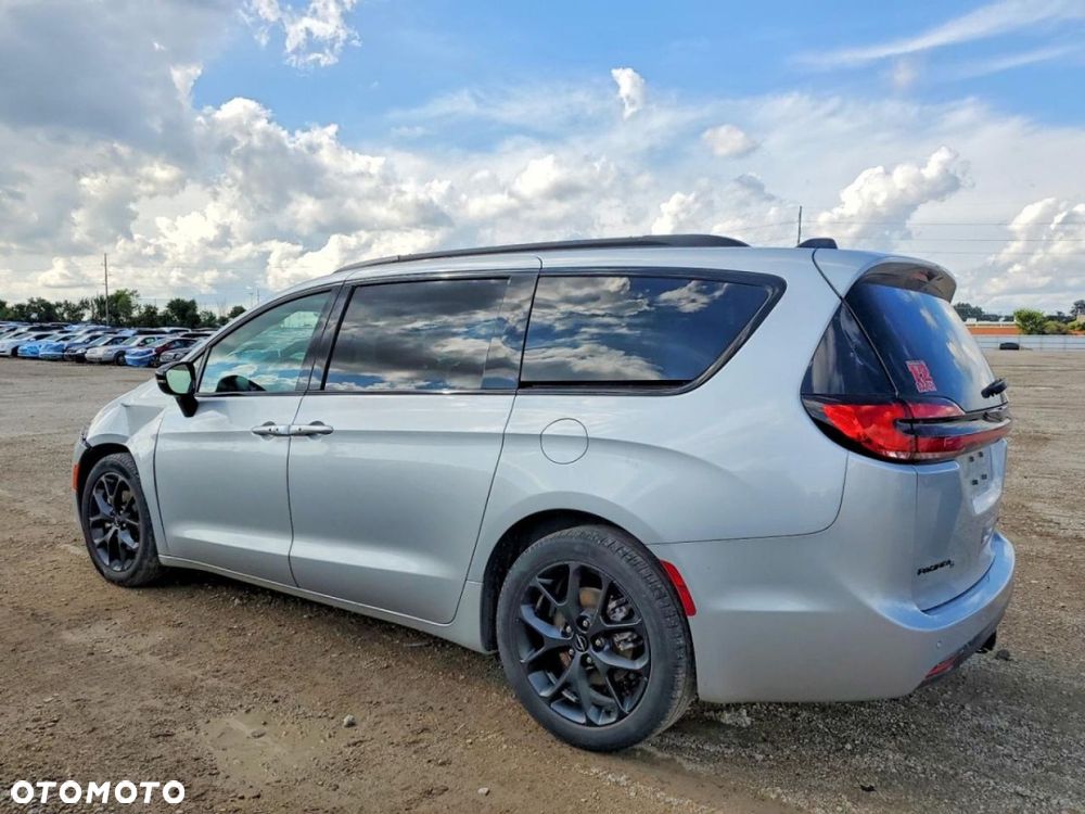 Chrysler Pacifica - 4
