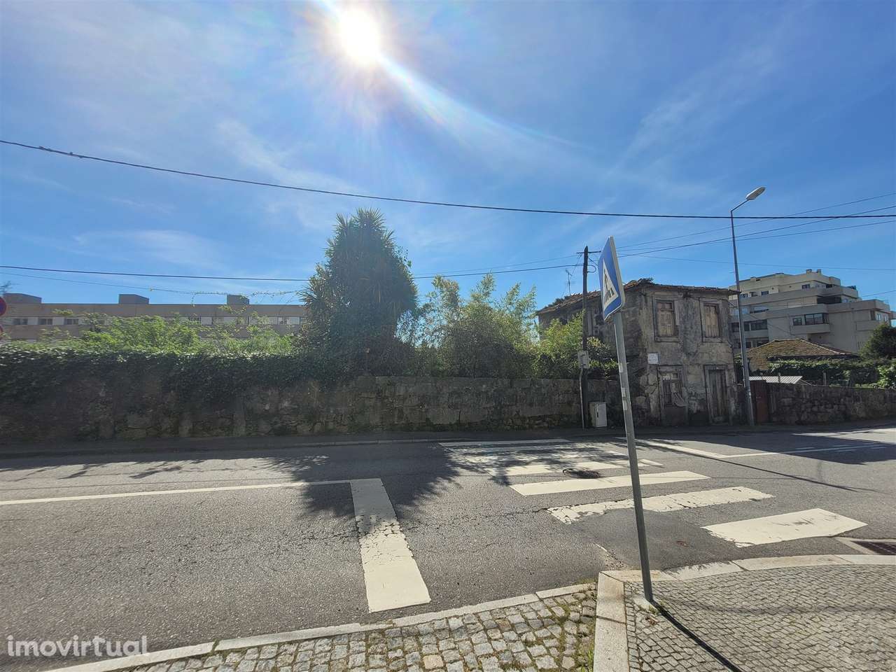 Terreno de 2.259 m2 com Moradia T3 para demolição em Leça do Balio! Ma - Grande imagem: 2/11