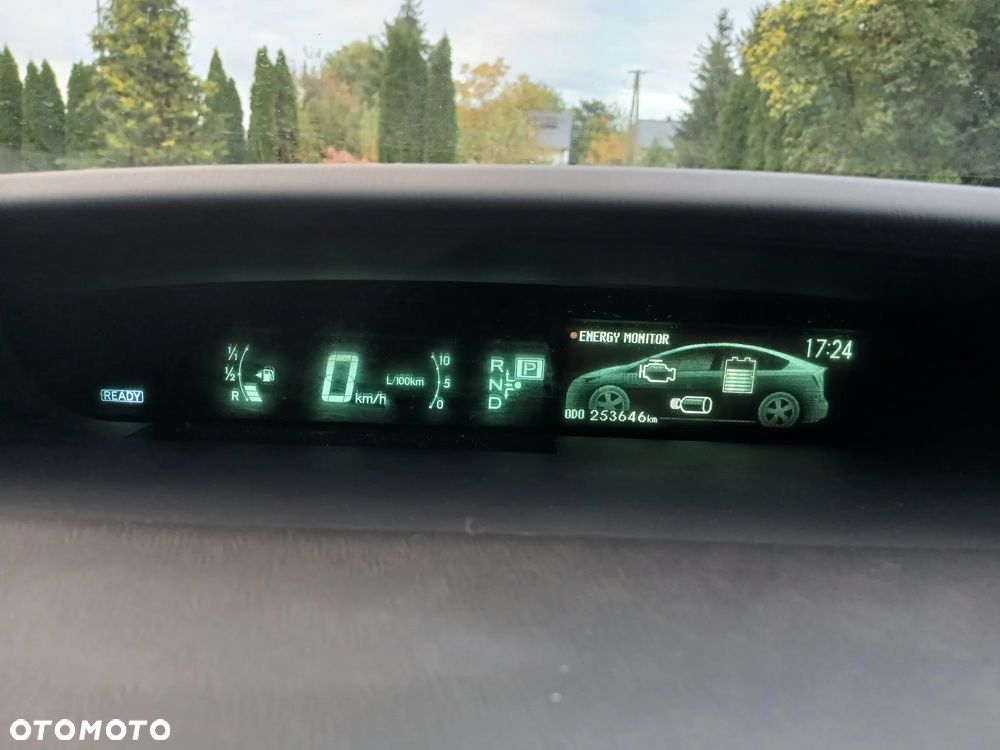 Toyota Prius (Hybrid) Executive - 25
