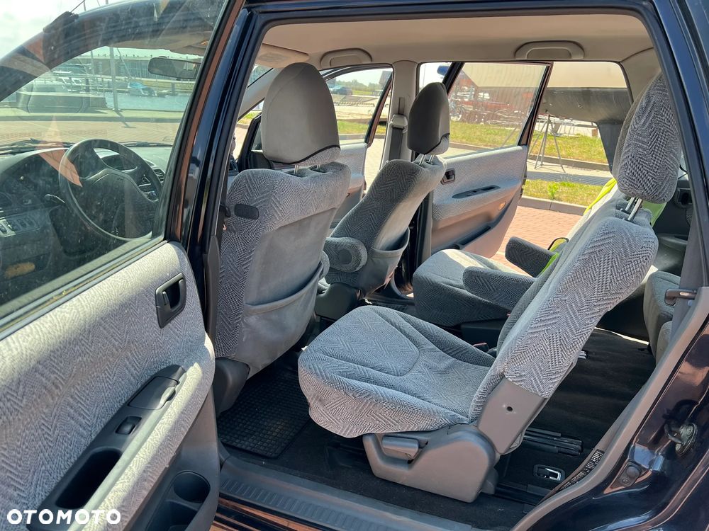 Mitsubishi Space Wagon 2.4 GDI Family - 17