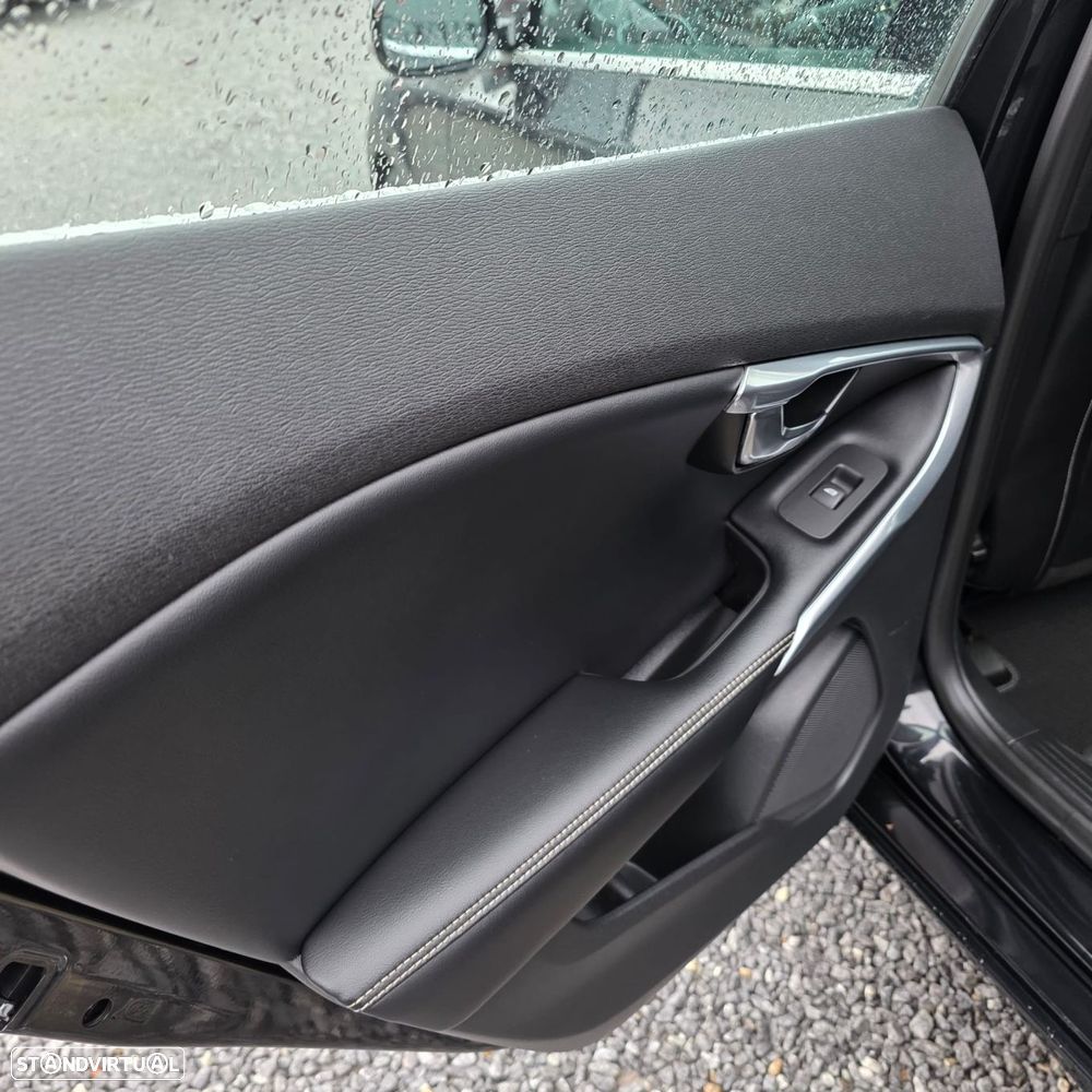 Volvo V40 1.6 D2 R-Design - 33