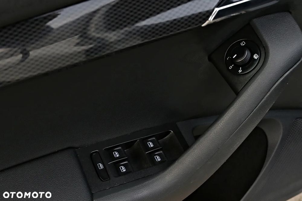 Skoda Octavia 2.0 TDI DSG RS - 32