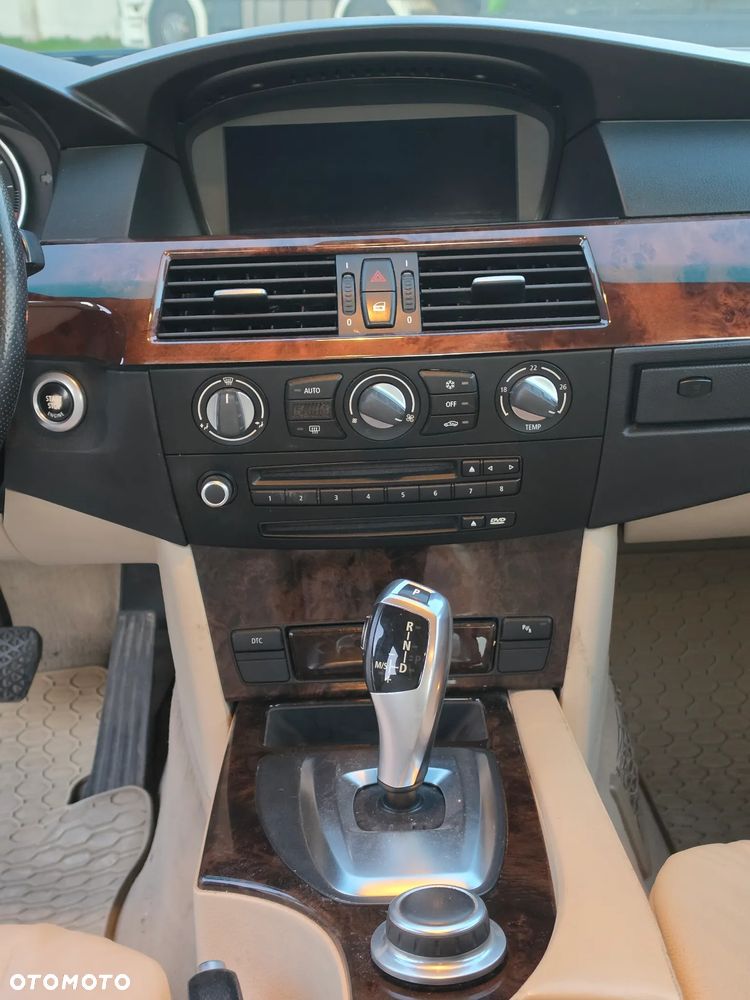 BMW Seria 5 525d - 12