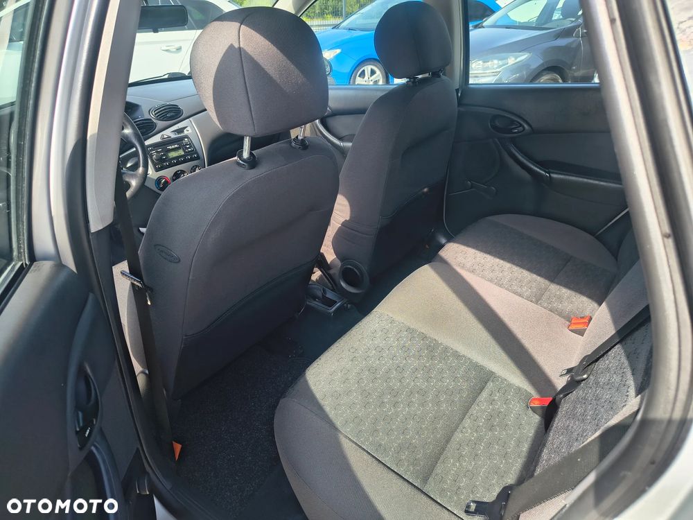 Ford Focus 1.6 Futura - 23
