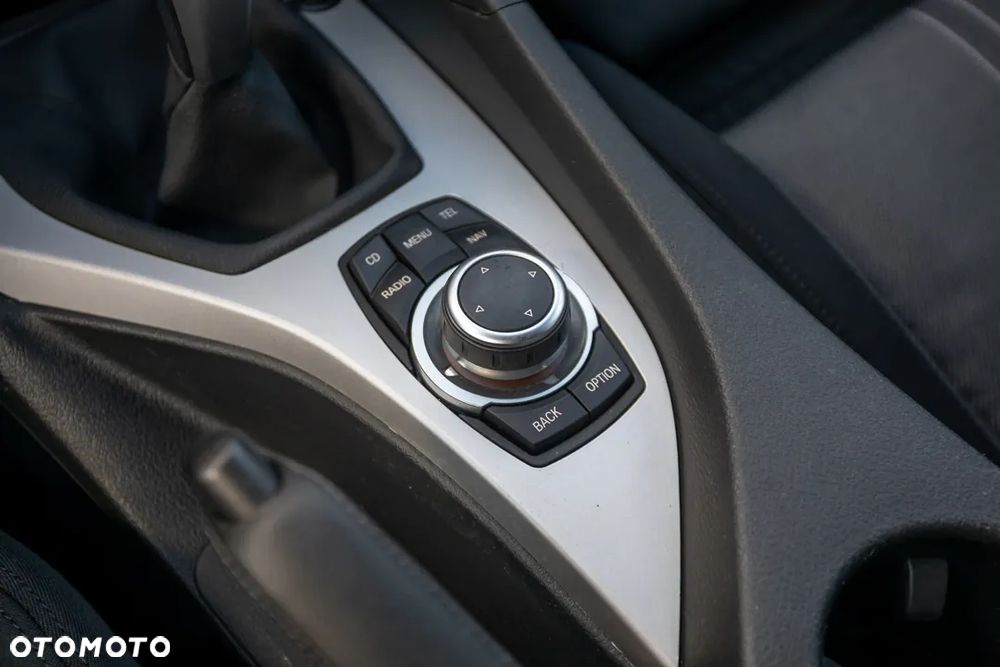 BMW X1 sDrive18i Sport Line - 24