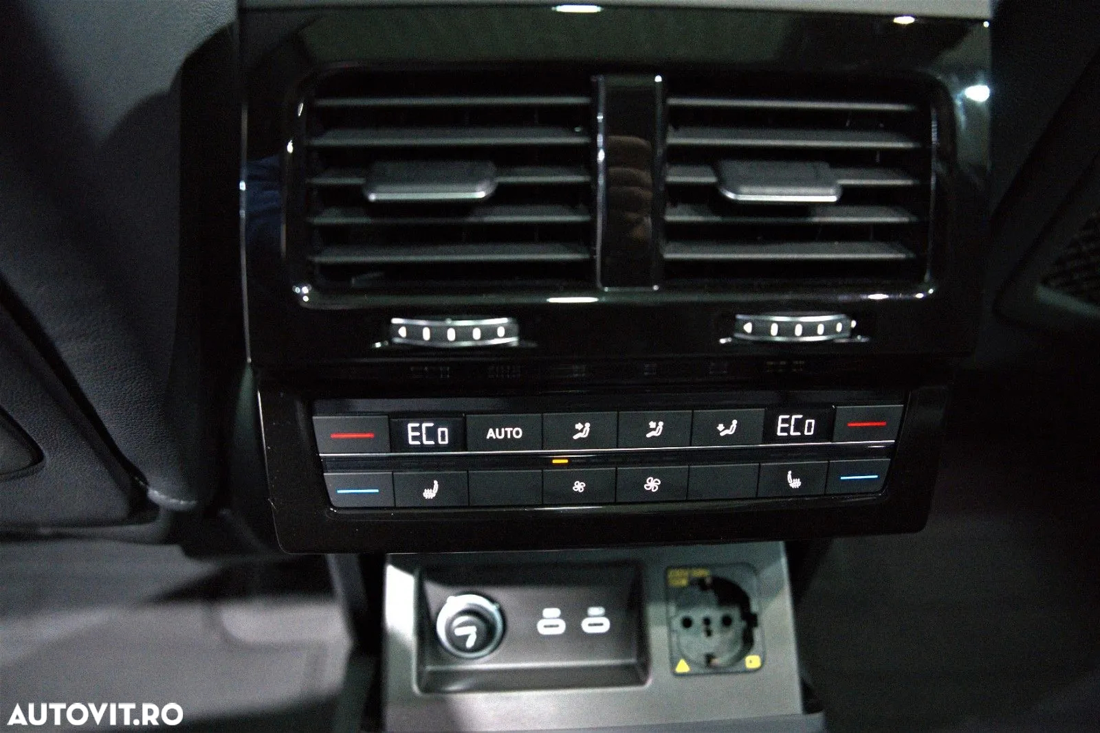 Volkswagen Touareg V6 TDI 4MOTION R-Line - 30