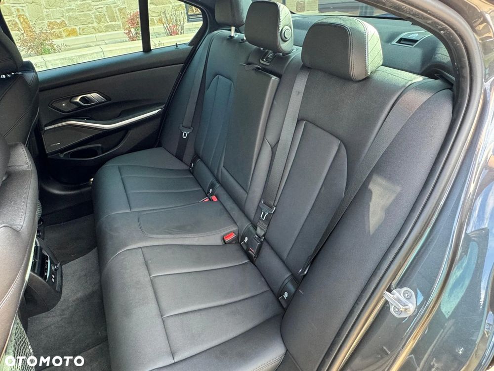 BMW Seria 3 330i xDrive M Sport - 17