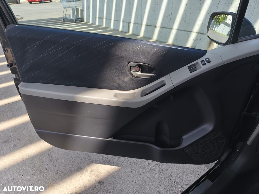 Toyota Yaris 1.3 Aut Sol - 17