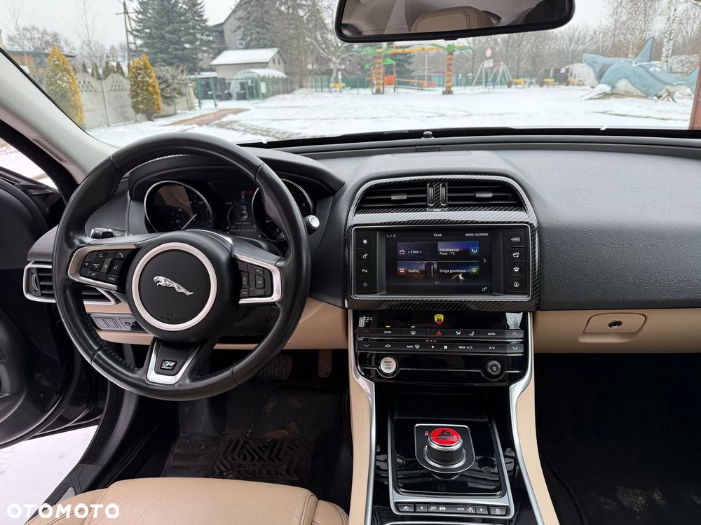 Jaguar XE 2.0 D Prestige - 11