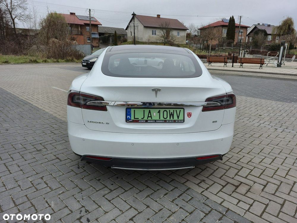 Tesla Model S - 4