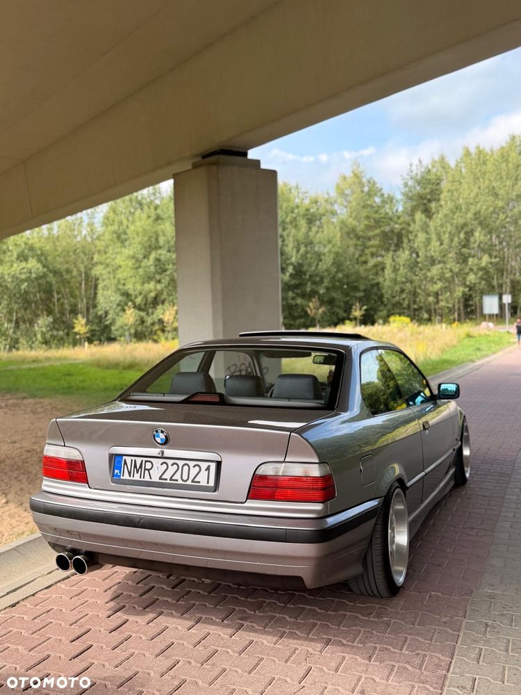 BMW Seria 3 323i - 5