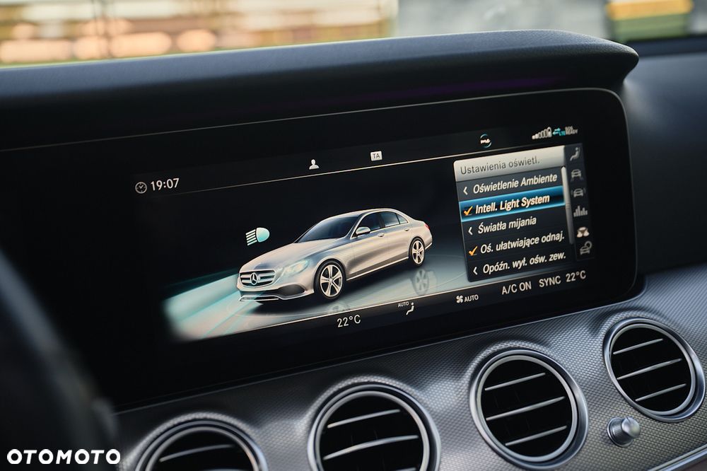 Mercedes-Benz Klasa E 220 d 4-Matic 9G-TRONIC - 32