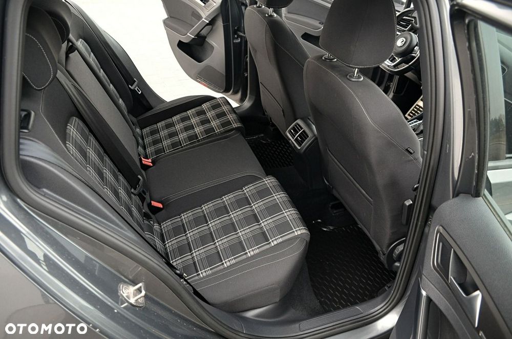 Volkswagen Golf - 18
