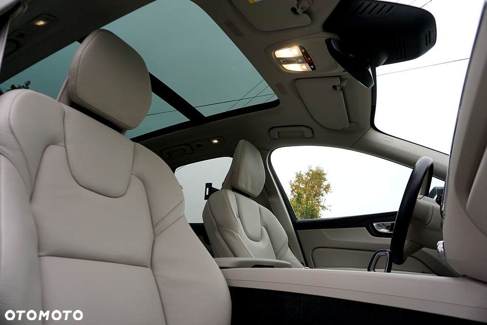 Volvo XC 60 B4 D Plus Dark - 30