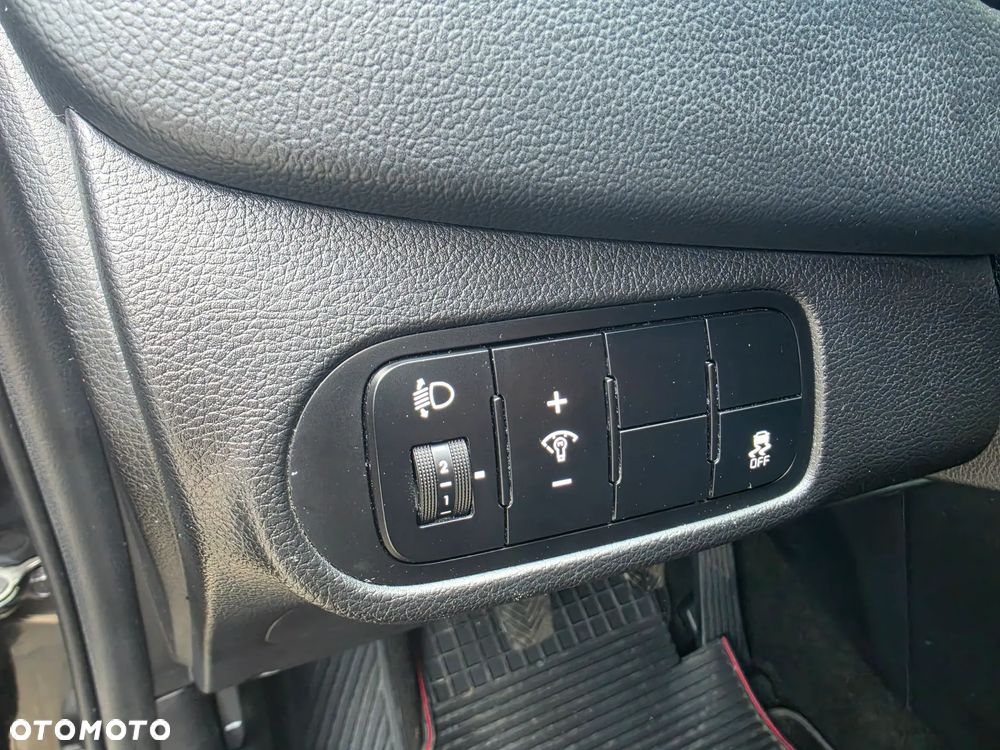 Kia Carens 1.6 GDI Attract - 22