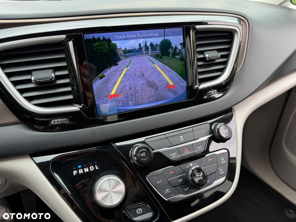 Chrysler Pacifica - 17