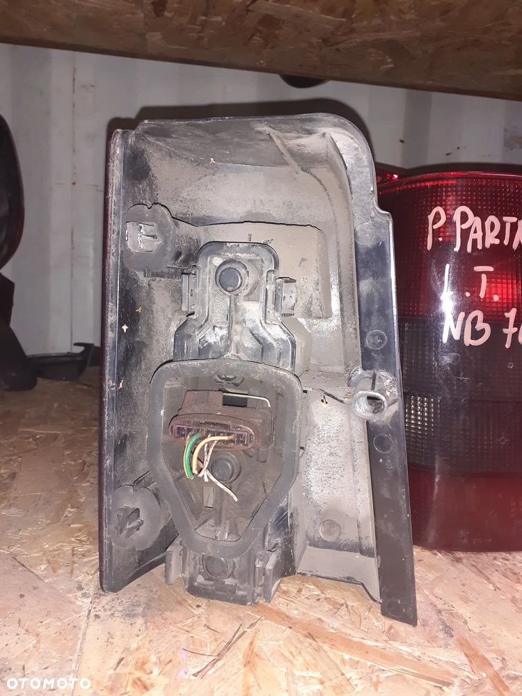 LAMPA TYLNA TYŁ PRAWY PRAWA PEUGEOT PARTNER - 2