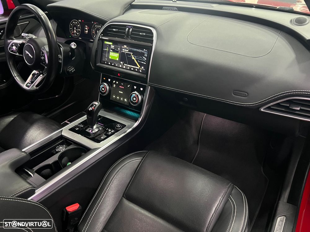 Jaguar XE D180 Aut. R-Dynamic S — fotografia 24