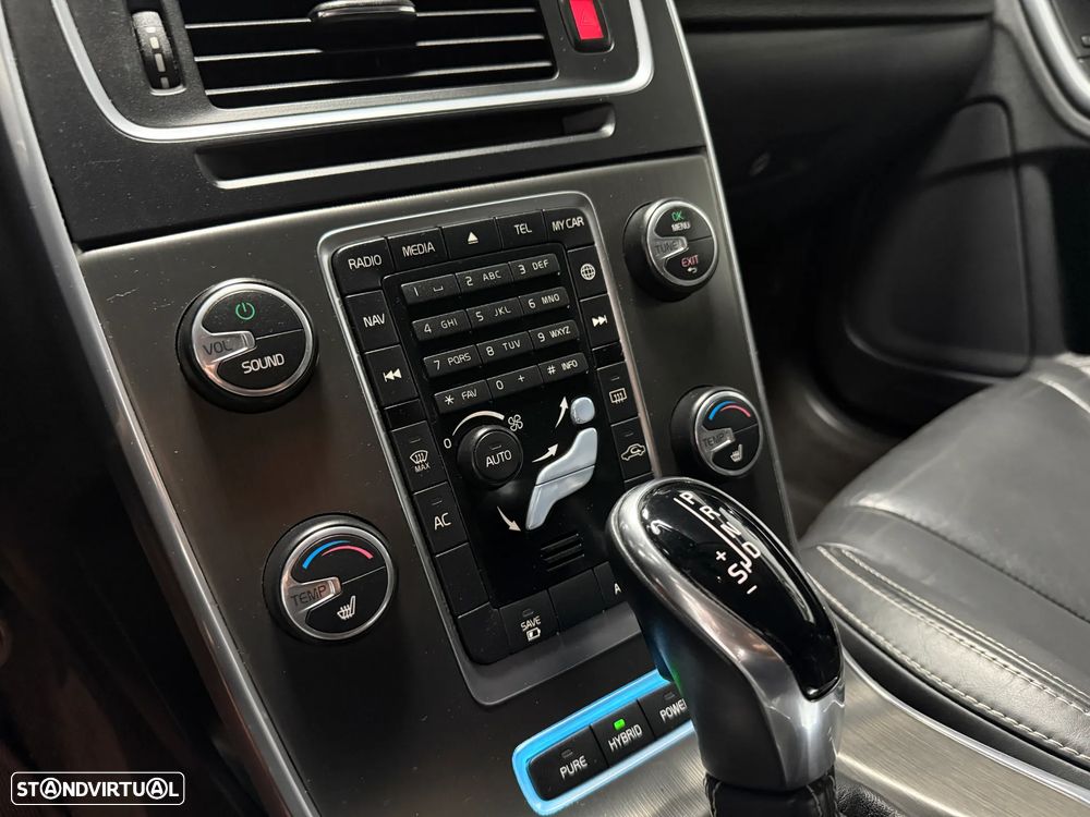 Volvo V60 D6 Plug-In-Hybrid AWD Geartronic Summum - 24