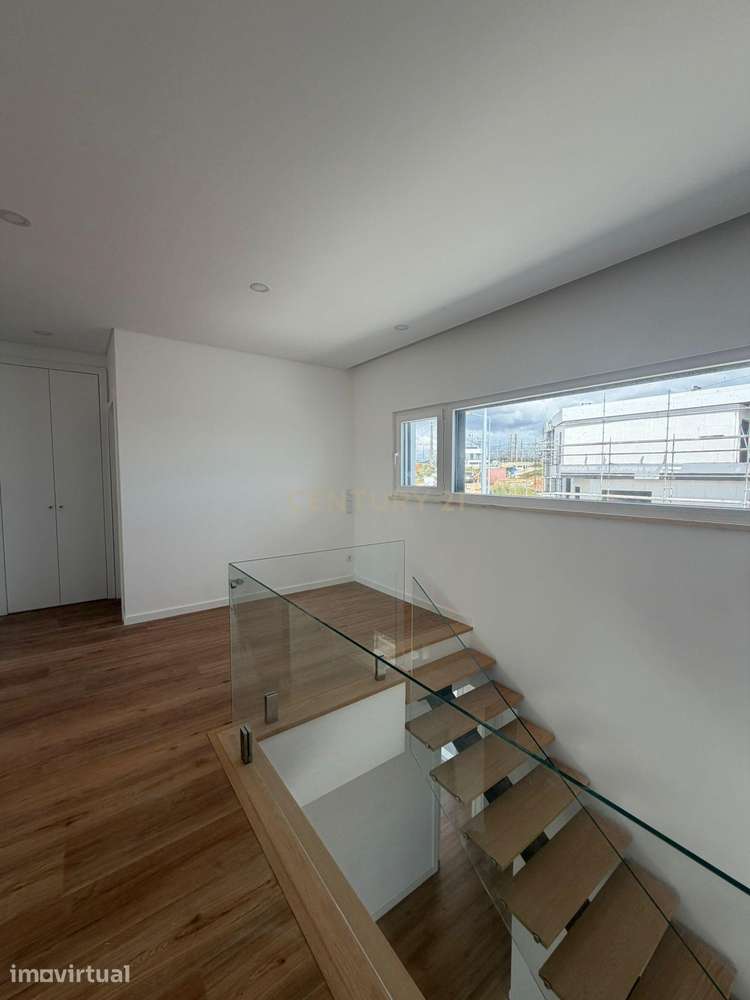 Moradia T4 com terraço, varanda, garagem para 4 carros e excelente org - Grande imagem: 4/19