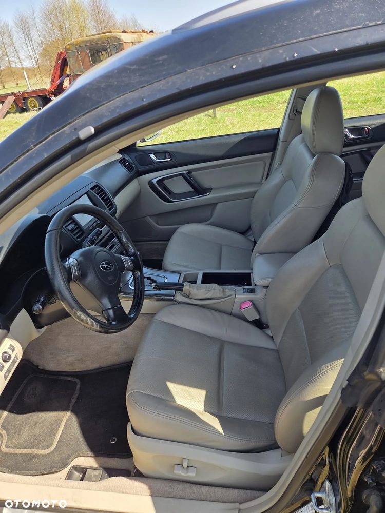 Subaru Legacy Kombi 3.0 4WD - 6
