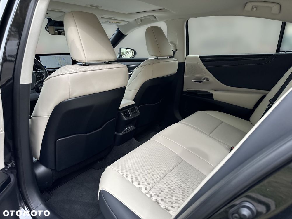 Lexus ES 300h Business Edition - 16