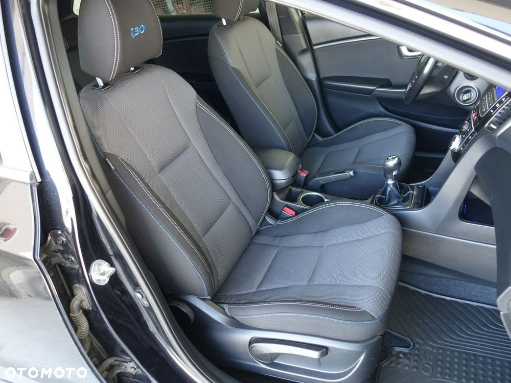 Hyundai i30 blue Kombi 1.4 Passion - 22