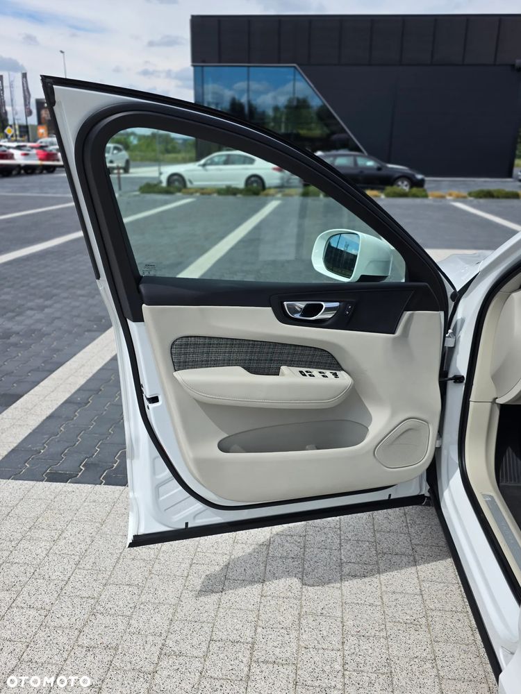 Volvo XC 60 T4 Momentum Pro - 17