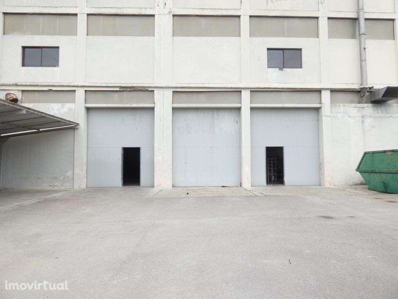 Armazém com 1450m2, junto à entrada de Torres Vedras e A8 - Grande imagem: 2/24