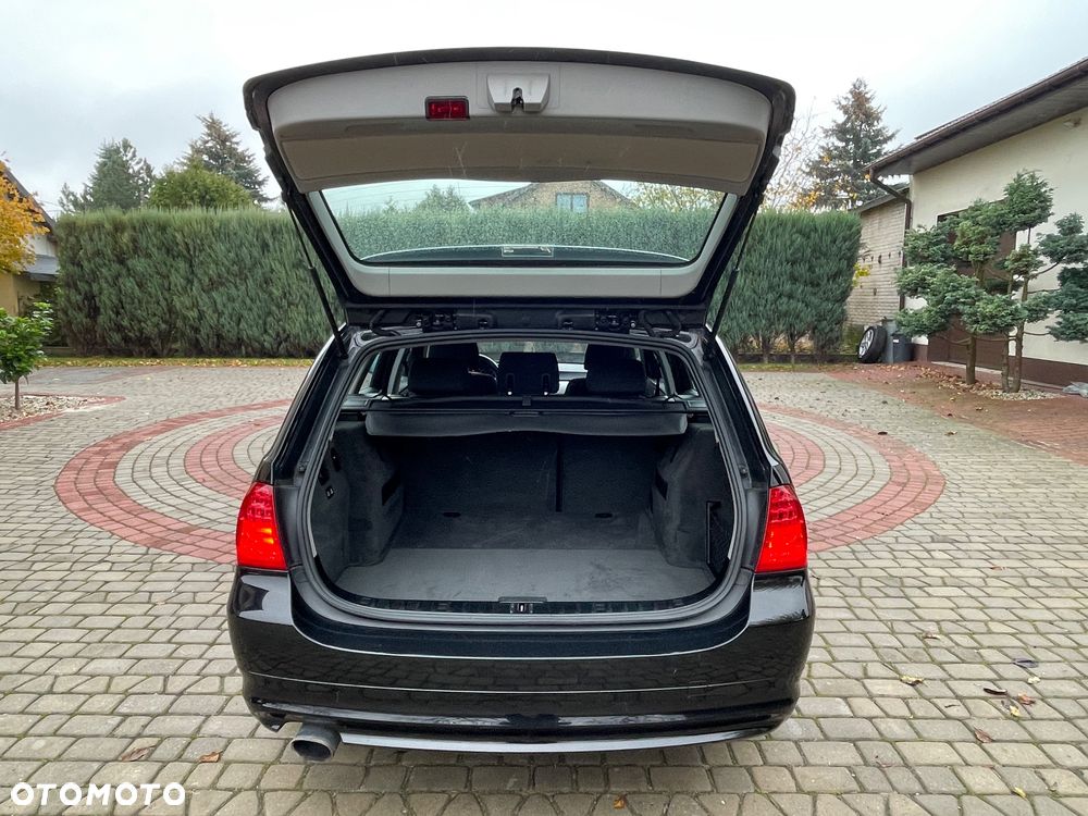 BMW Seria 3 318i Touring - 23