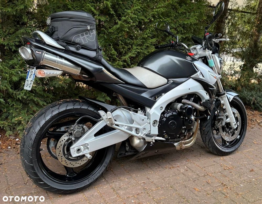 Suzuki GSR - 3