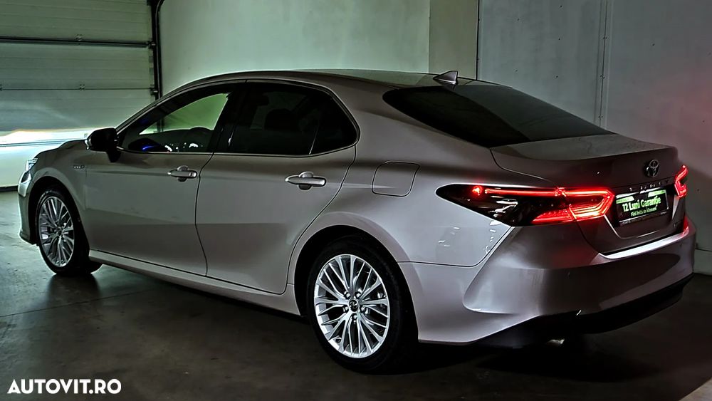 Toyota Camry 2.5 Hybrid Business - 35