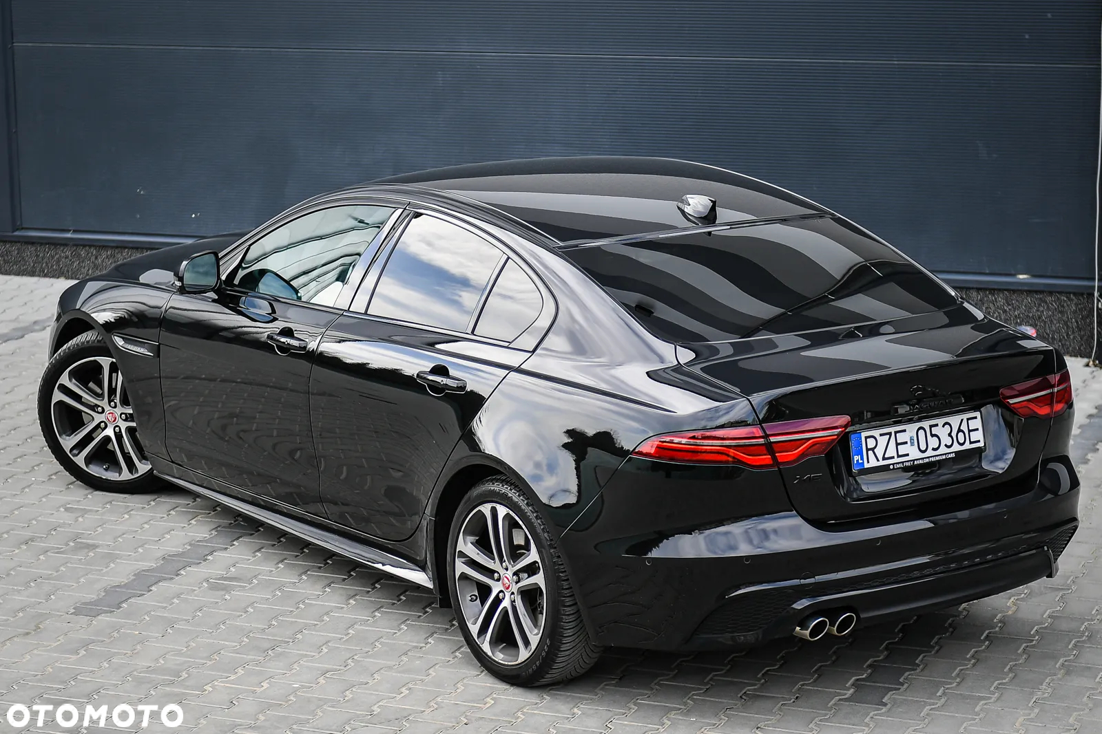 Jaguar XE 2.0 D180 R-Dynamic S - 11