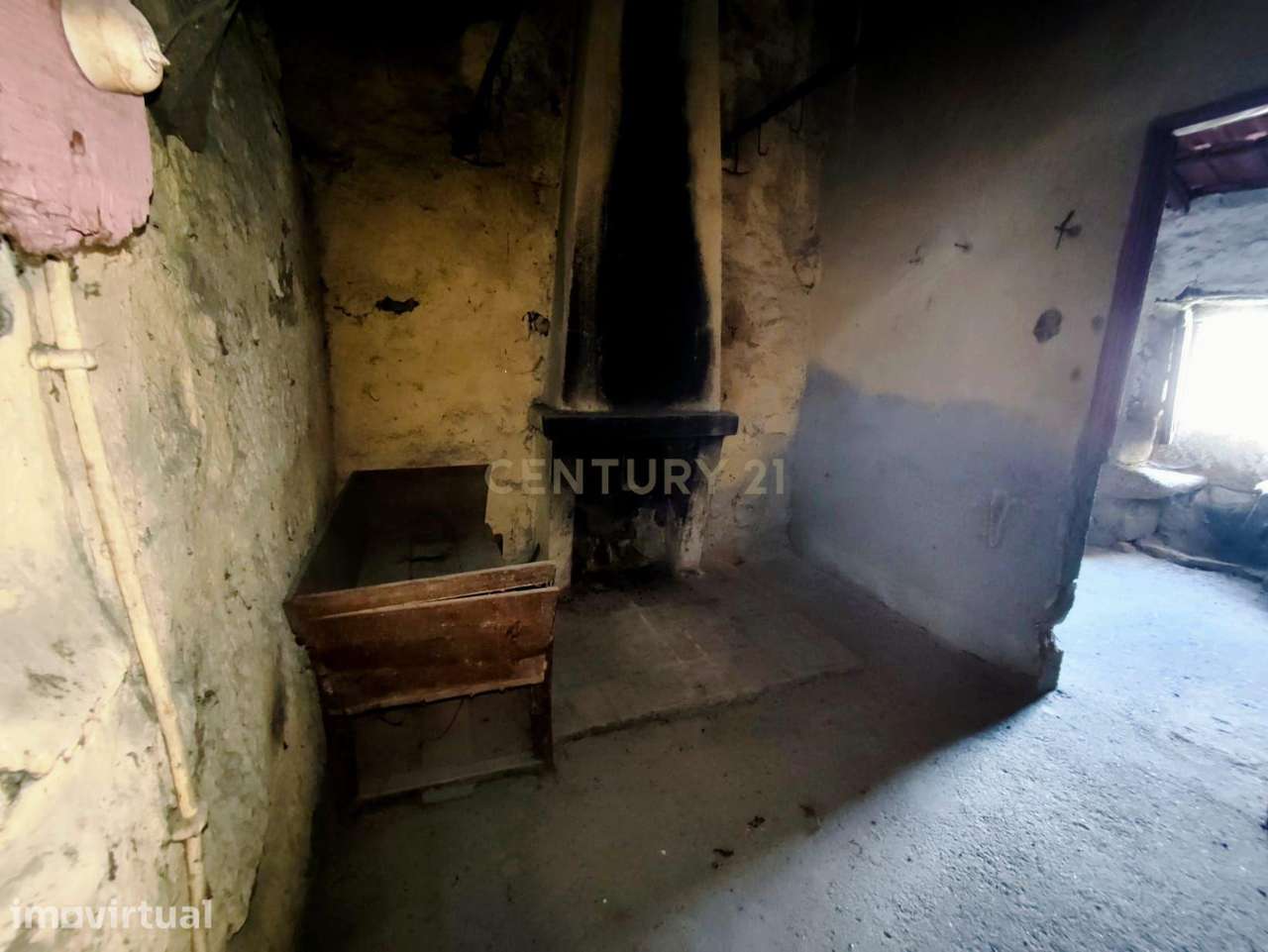 Pequena casa, em pedra, com lareira e forno para reabilitar - Grande imagem: 5/12