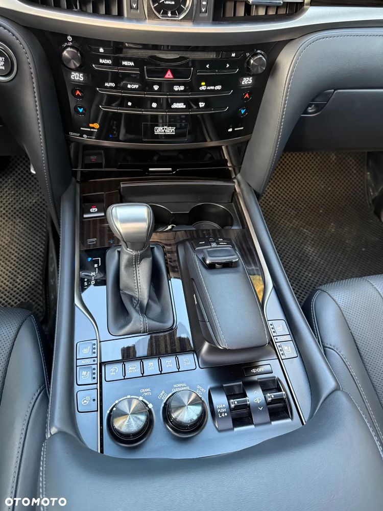 Lexus LX 570 Omotenashi - 17