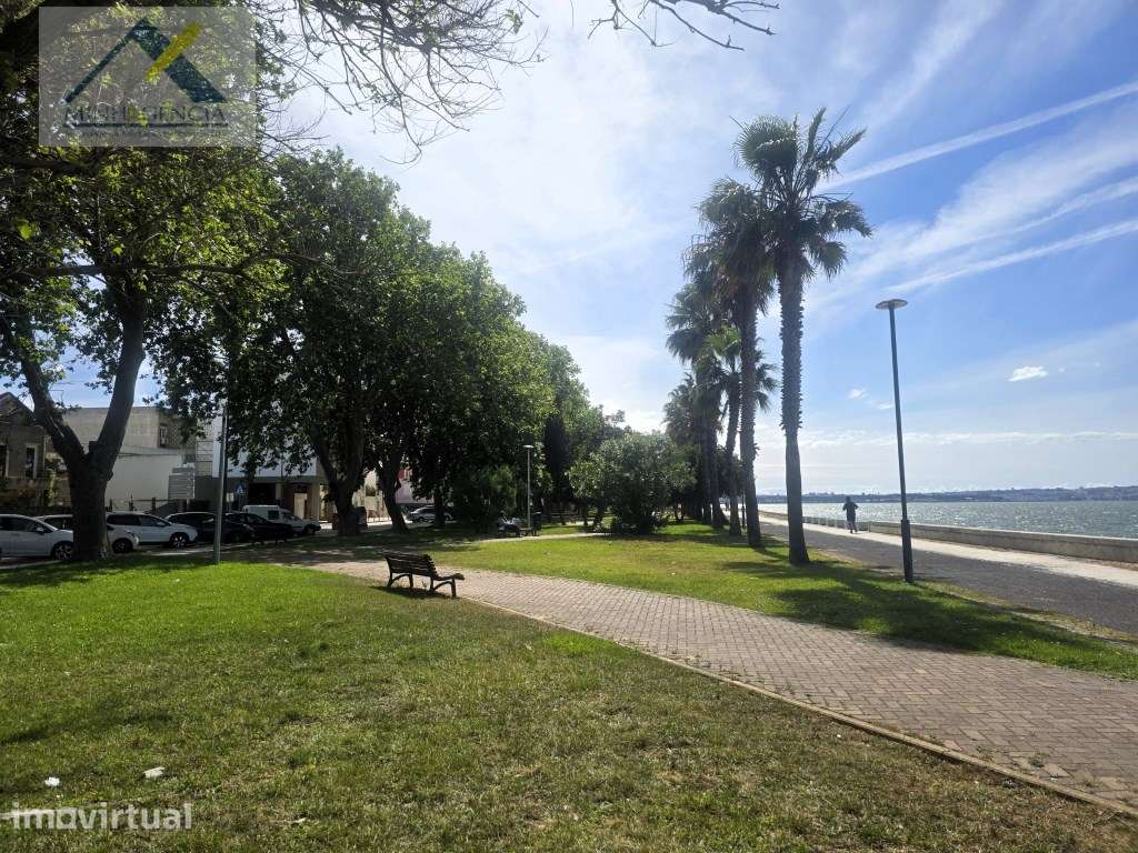 Prédio com dois andares na zona ribeirinha do Barreiro - Grande imagem: 3/17