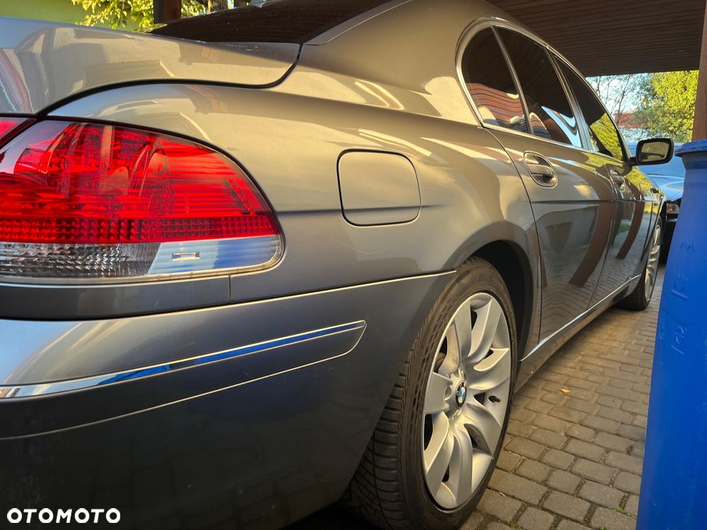 BMW Seria 7 750i - 8