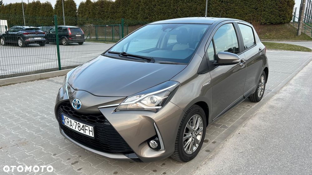 Toyota Yaris Hybrid 100 Business Edition - 1