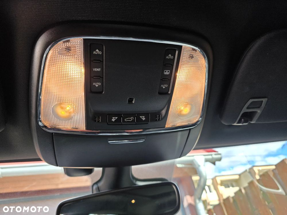 Jeep Grand Cherokee - 12