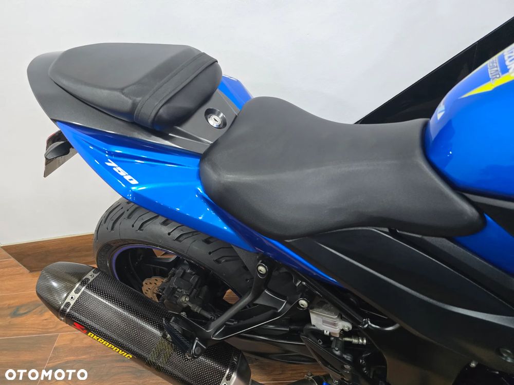 Suzuki GSX - 16