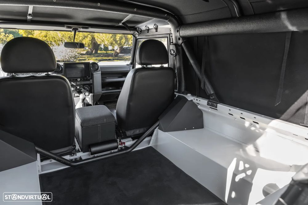 Land Rover Defender 90 S - 17