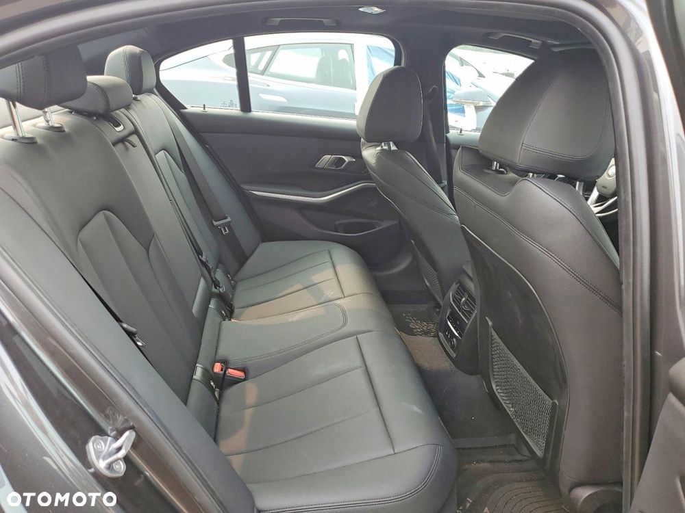 BMW Seria 3 330i - 9