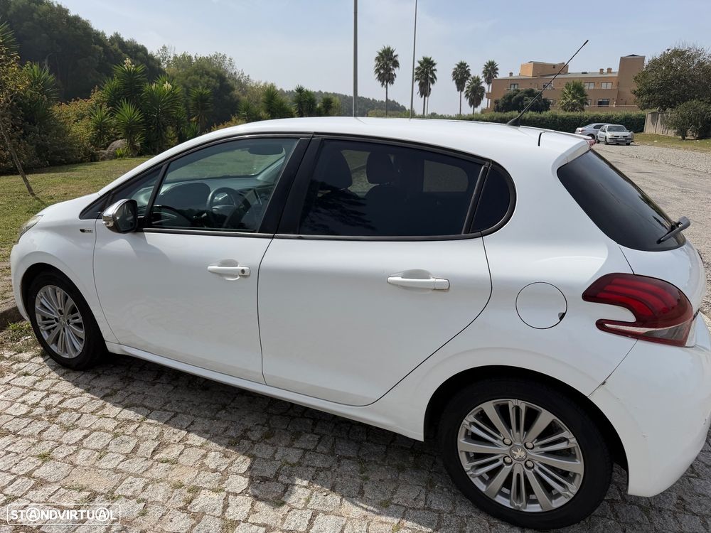 Peugeot 208 1.6 BlueHDi Style - 4