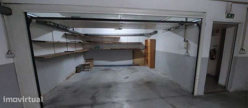 Garagem fechada grande - Grande imagem: 2/4