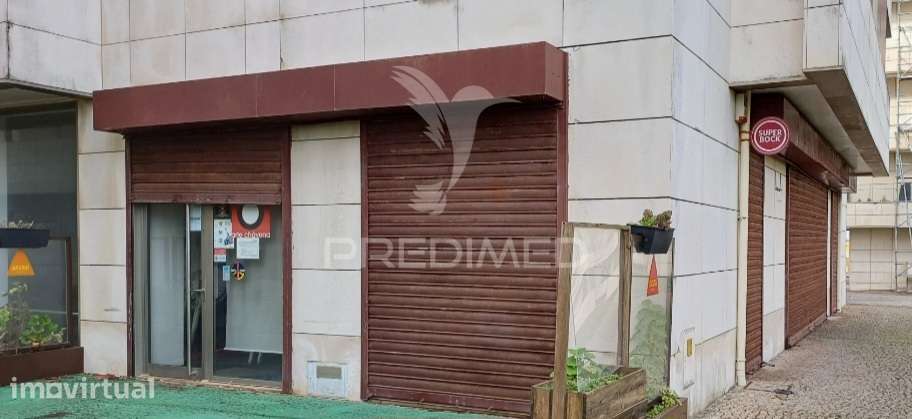 Loja com boa vitrine junto á praia - Grande imagem: 2/4