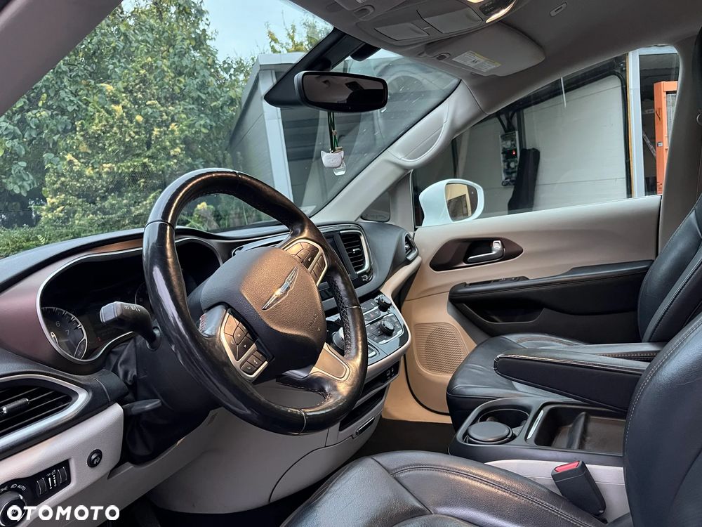 Chrysler Pacifica - 11