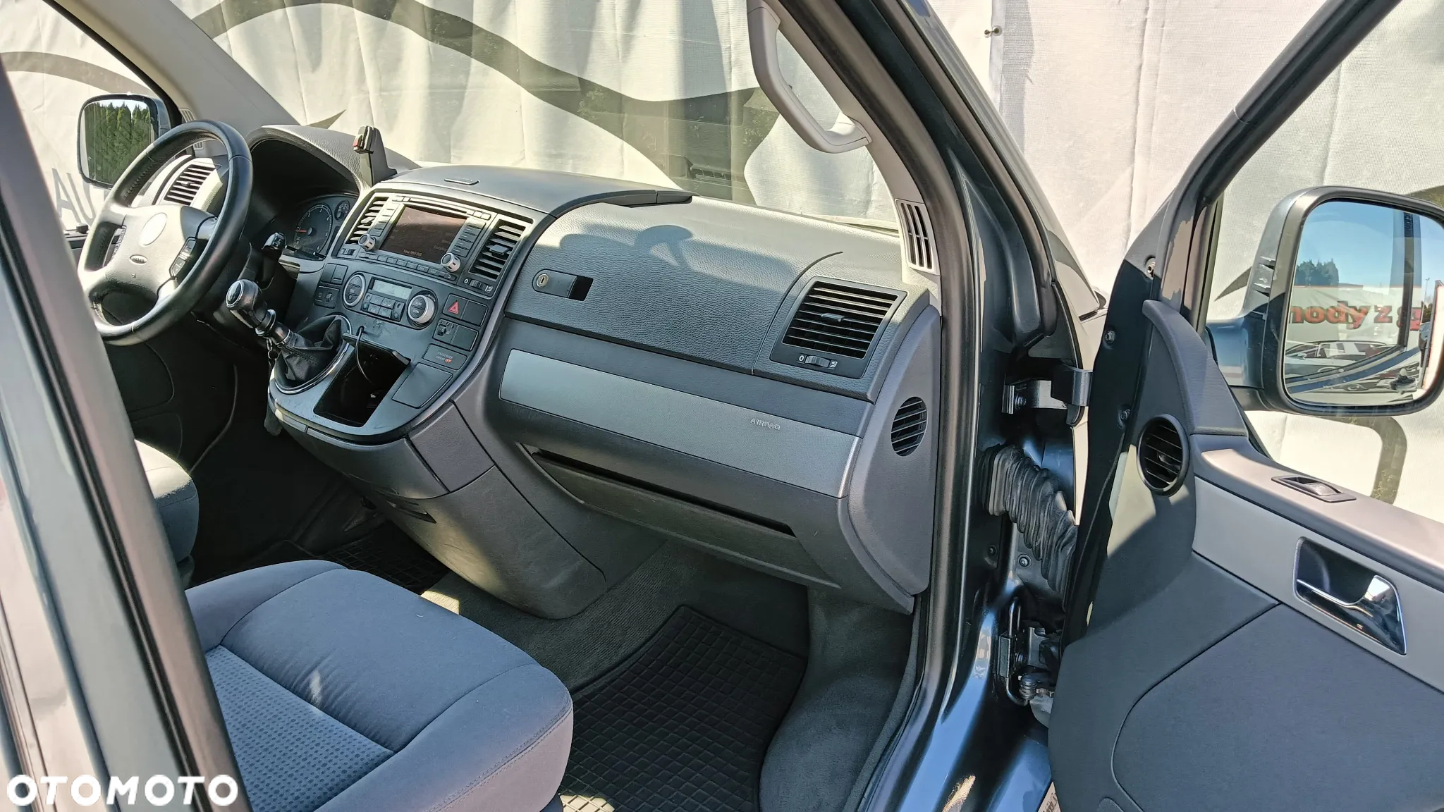 Volkswagen Multivan - 16